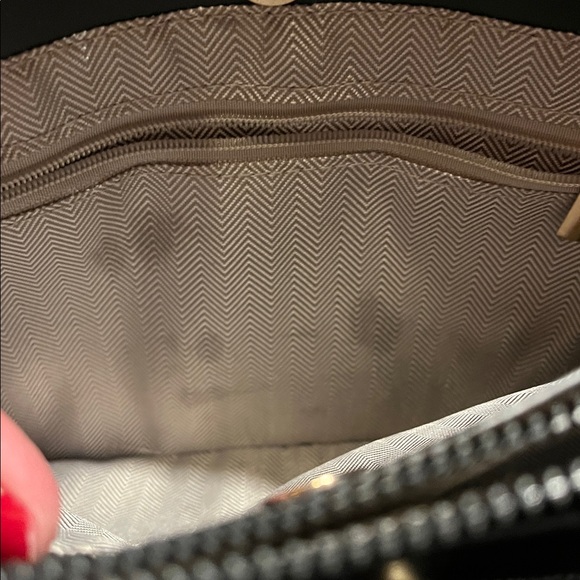 Elegant Black and Tan Handbag - Picture 3 of 8